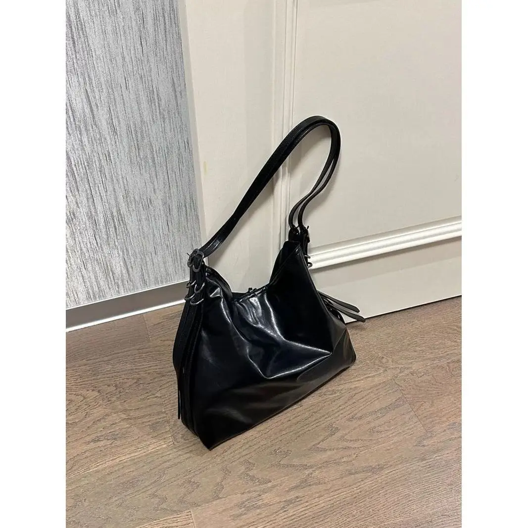 Autumn Winter New Large Capacity Bucket Bag for Women's Work Commuting Single Shoulder Shopping Bags
Autumn Winter New Large Capacity Bucket Bag for Women's Work Commuting Single Shoulder Shopping Bags