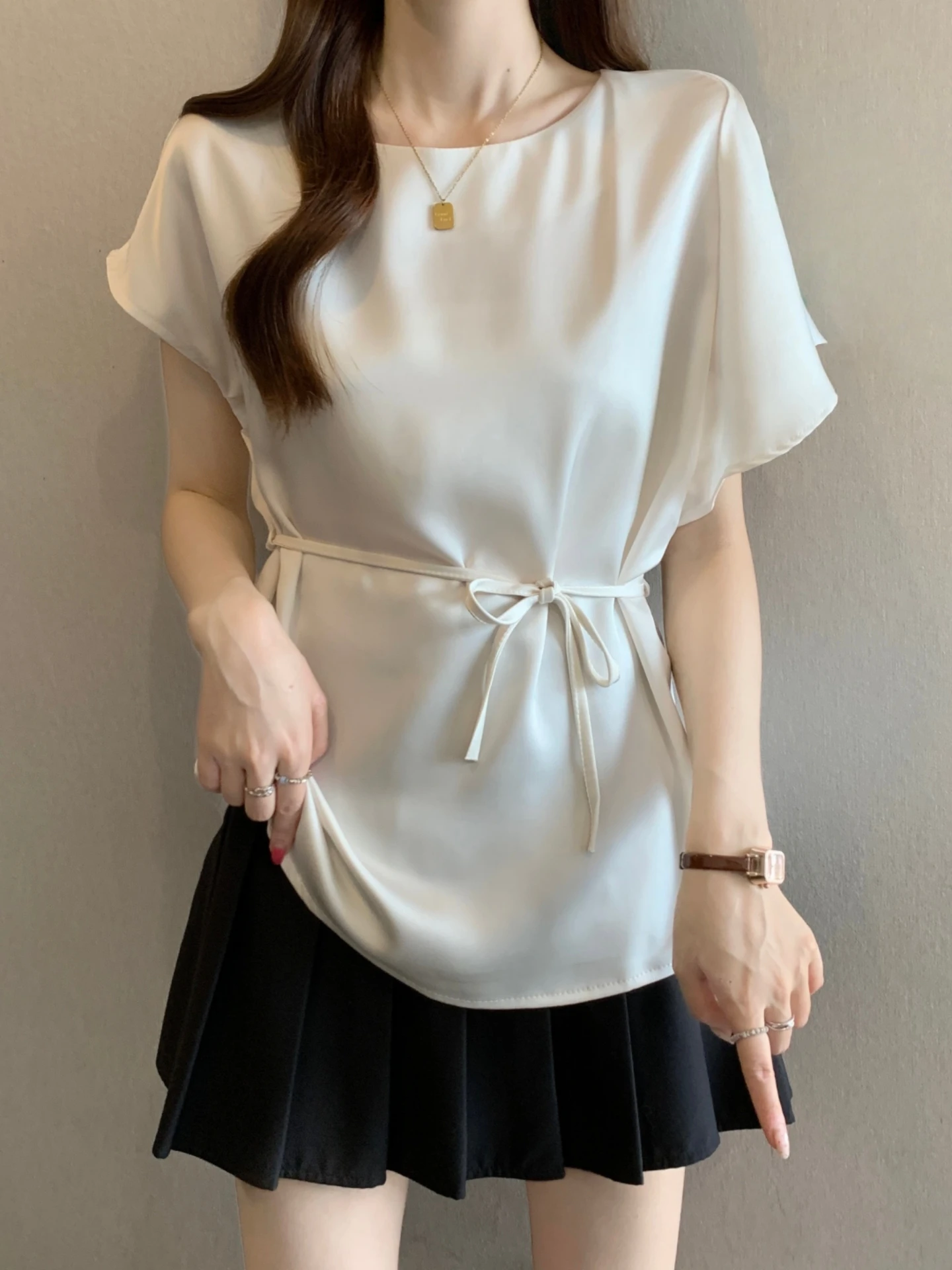 Silk Shiny Short Sleeve Base Shirt Women Summer New plus Size Flattering Waist Cinch Design Baring Shoulder Top Korean Style
Silk Shiny Short Sleeve Base Shirt Women Summer New plus Size Flattering Waist Cinch Design Baring Shoulder Top Korean Style