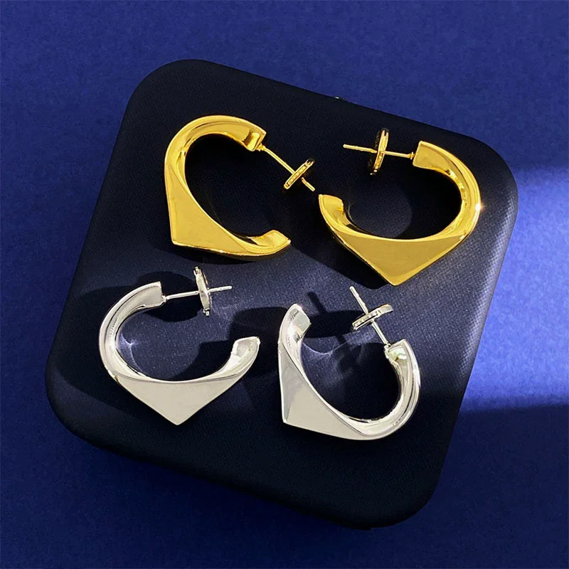 Minimalist metallic temperament, fashionable inverted triangle logo New niche fashion earrings with earrings
Minimalist metallic temperament, fashionable inverted triangle logo New niche fashion earrings with earrings