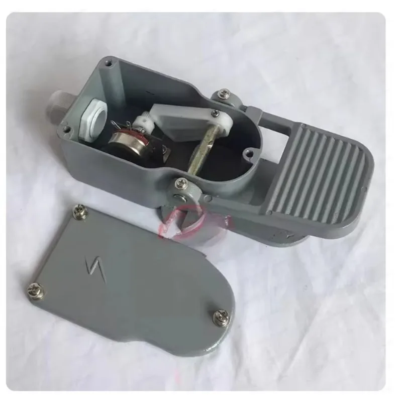 4.7K 10K Resistance Potentiometer Foot Switch, Frequency Conversion Motor Variable Speed Control Foot Switch
4.7K 10K Resistance Potentiometer Foot Switch, Frequency Conversion Motor Variable Speed Control Foot Switch