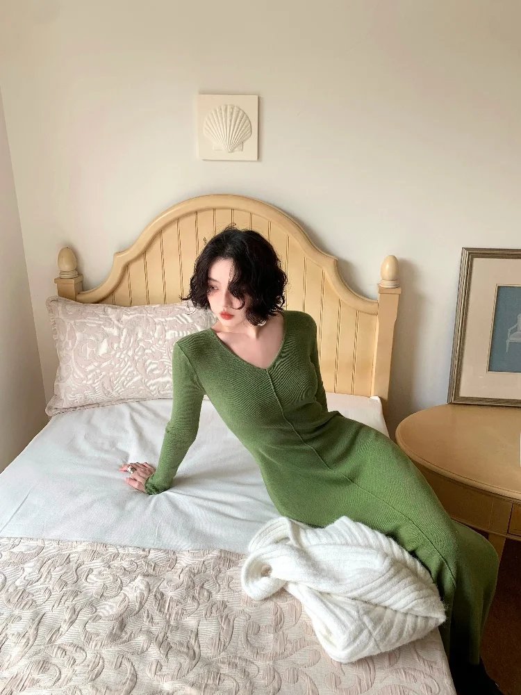 White Tea Qing Huan Vintage Spring New Style Women's Long Knitted Dress V-neck Pullover Polyester Fiber Wool Blend Skirt
White Tea Qing Huan Vintage Spring New Style Women's Long Knitted Dress V-neck Pullover Polyester Fiber Wool Blend Skirt