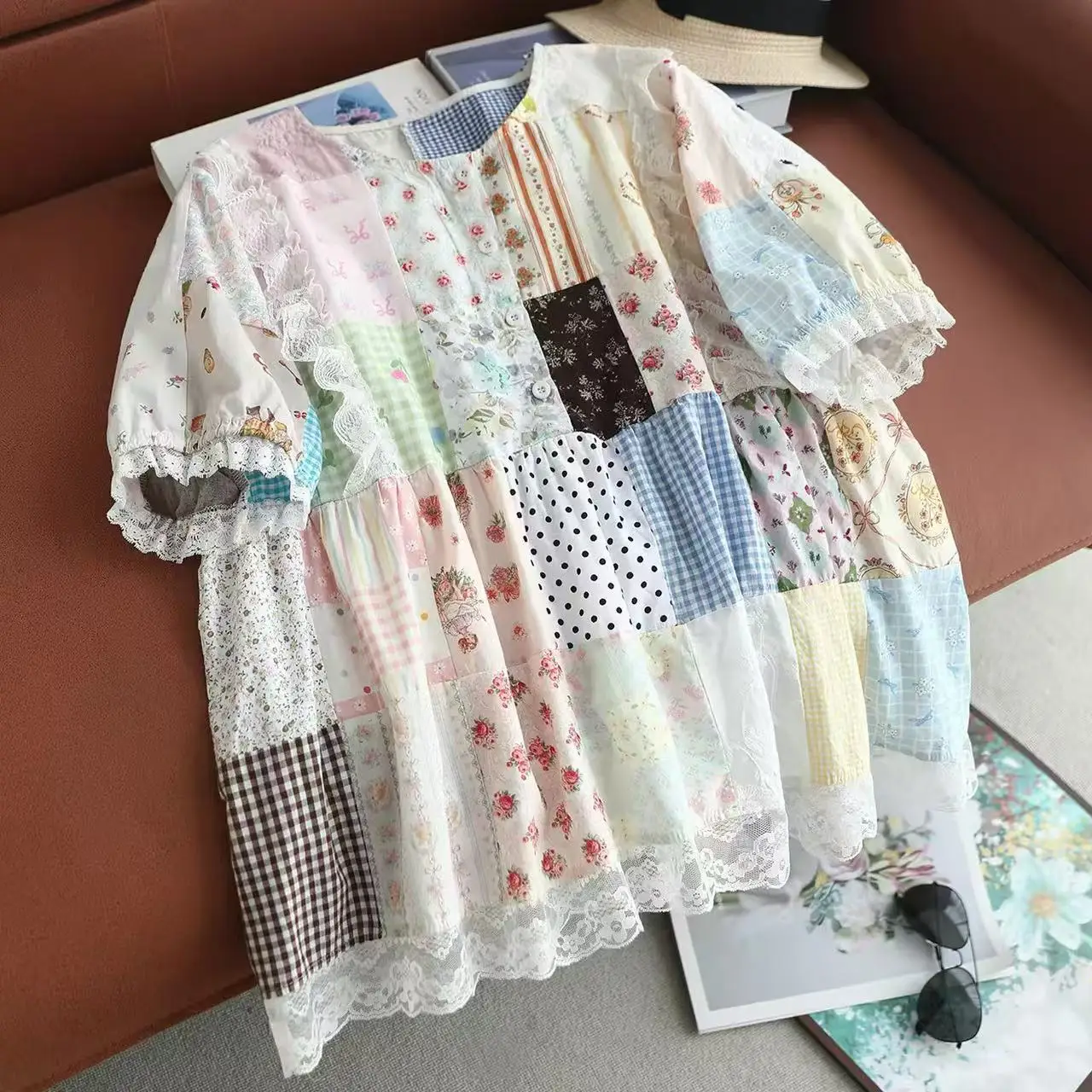 2026 Women's Cottagecore Patchwork Cotton Blouse Mori Girl Sweet Pure Cotton Loose Short Sleeve Shirt with Lace Hem
2026 Women's Cottagecore Patchwork Cotton Blouse Mori Girl Sweet Pure Cotton Loose Short Sleeve Shirt with Lace Hem
