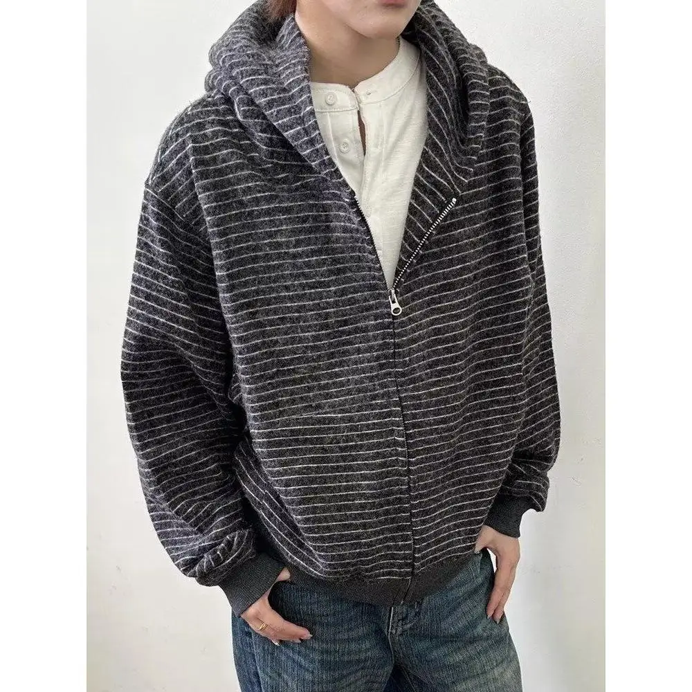 Мужская осенне-зимняя толстовка на молнии из мягкого кроличьего меха с капюшоном, свободного кроя, для похудения, в корейском стиле, с защитой от старения
Мужская осенне-зимняя толстовка на молнии из мягкого кроличьего меха с капюшоном, свободного кроя, для похудения, в корейском стиле, с защитой от старения