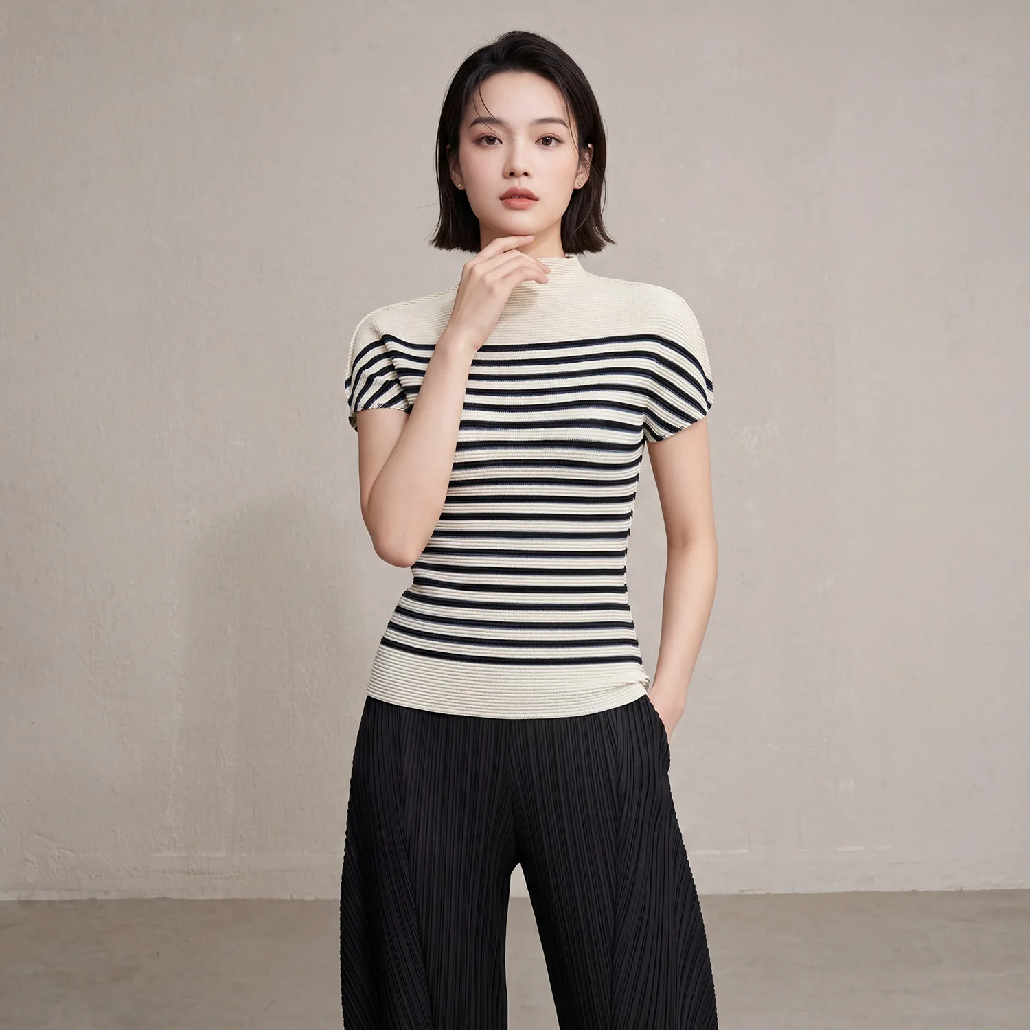 Miyake Simple Striped Women's T-Shirt 2026 Summer New Style Color Block Slim Fit Pleated High Neck Short Sleeve Top
Miyake Simple Striped Women's T-Shirt 2026 Summer New Style Color Block Slim Fit Pleated High Neck Short Sleeve Top