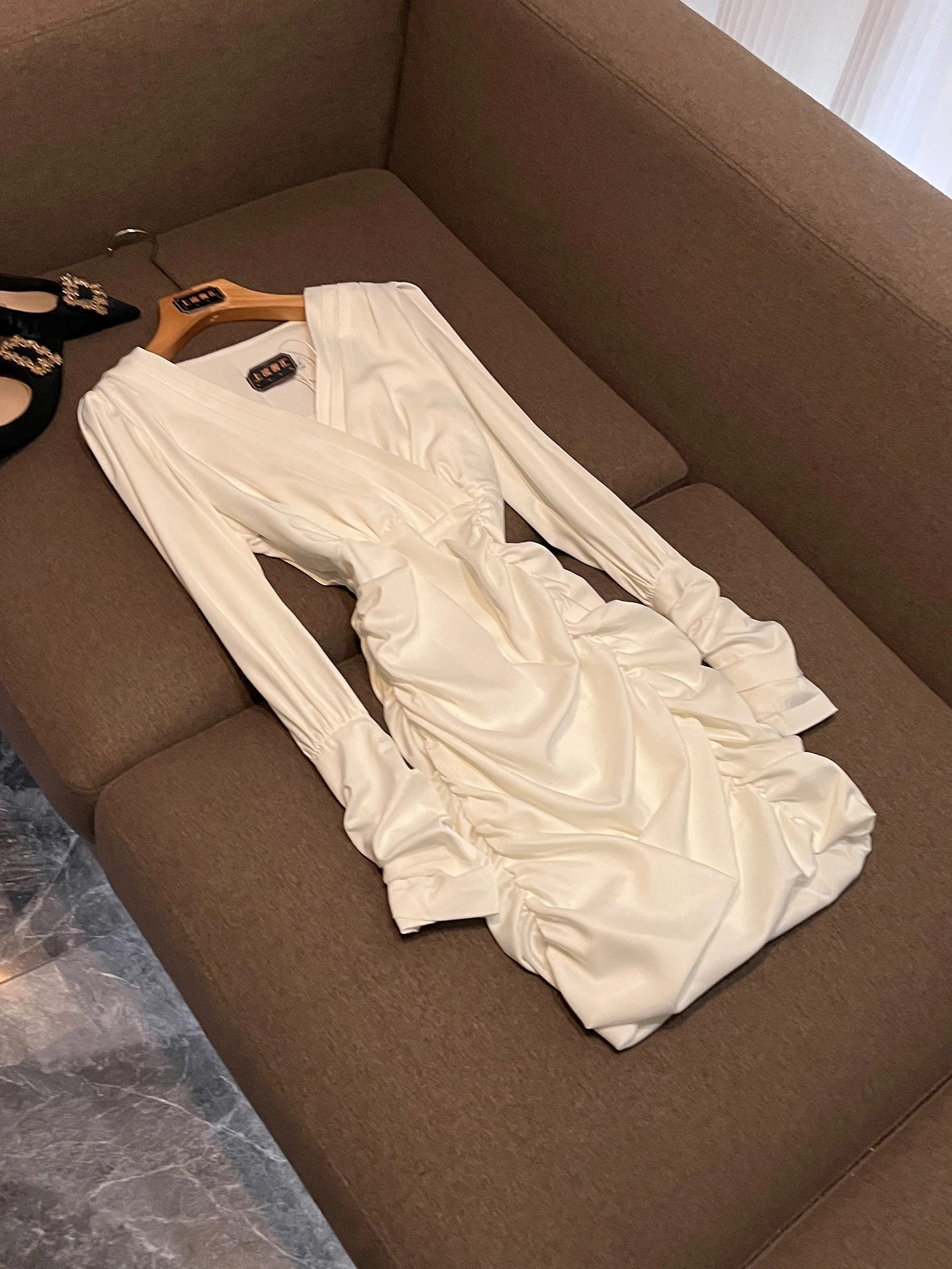 Elegant V-neck Bubble Sleeve Dress Slimming Waistline Summer 2026 New Arrival Women's Fashion High Waist Long Sleeve Shirt Dress
Elegant V-neck Bubble Sleeve Dress Slimming Waistline Summer 2026 New Arrival Women's Fashion High Waist Long Sleeve Shirt Dress