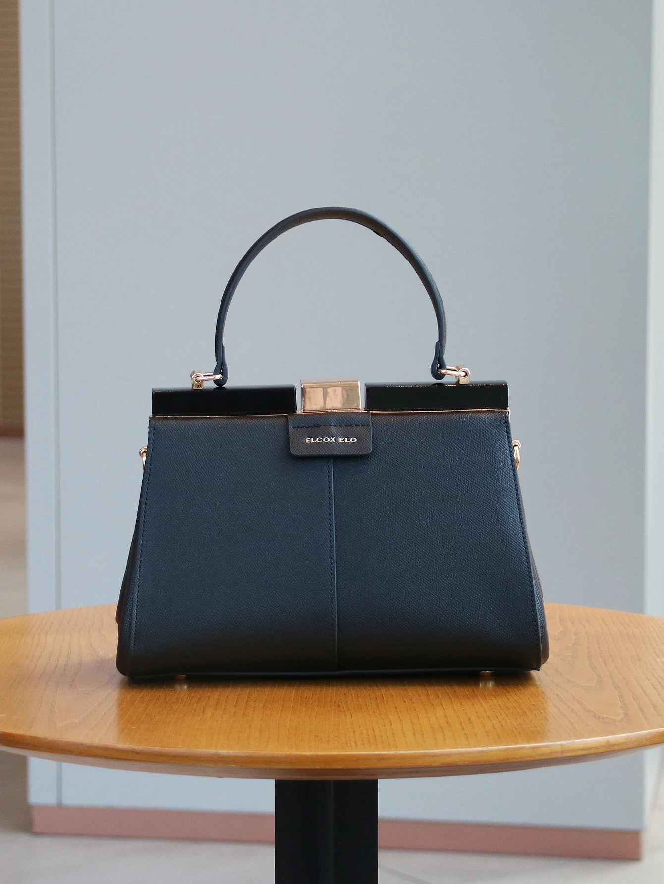 Модная роскошная элитная атмосферная сумка 2025 года, новый нишевый дизайн, контрастный европейский и американский тренд, соответствующая цвету сумки, lar
Модная роскошная элитная атмосферная сумка 2025 года, новый нишевый дизайн, контрастный европейский и американский тренд, соответствующая цвету сумки, lar