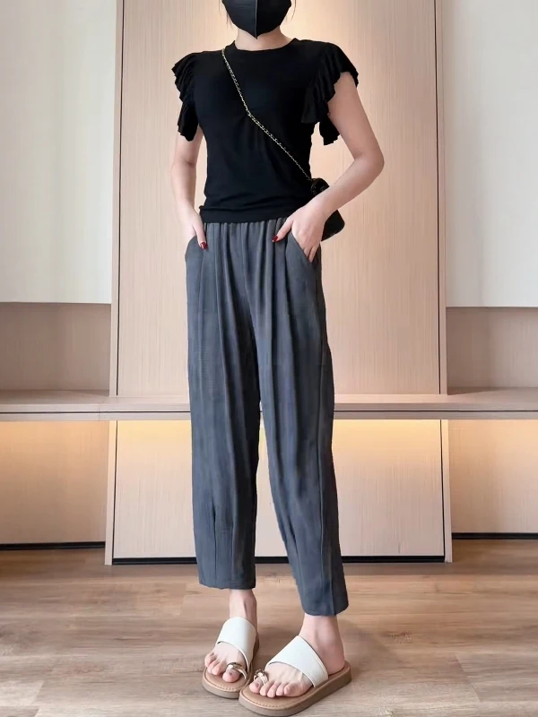 Женские летние повседневные брюки из ледяного шелка с высокой талией, тонкие, свободного кроя, в корейском стиле, однотонные, фасона «харем», с эффектом стройности и драпировки
Женские летние повседневные брюки из ледяного шелка с высокой талией, тонкие, свободного кроя, в корейском стиле, однотонные, фасона «харем», с эффектом стройности и драпировки