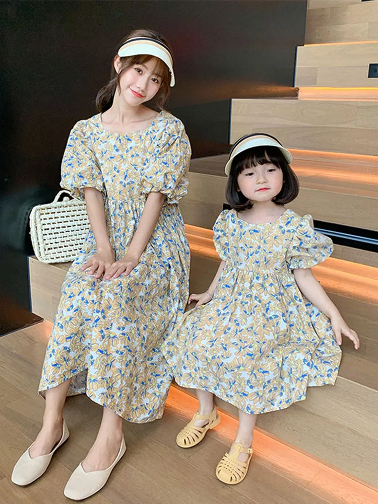 Parent-child New Summer Dress Mother and Daughter Floral Dress Korean Version Short-sleeved Skirt family matching clothes
Parent-child New Summer Dress Mother and Daughter Floral Dress Korean Version Short-sleeved Skirt family matching clothes