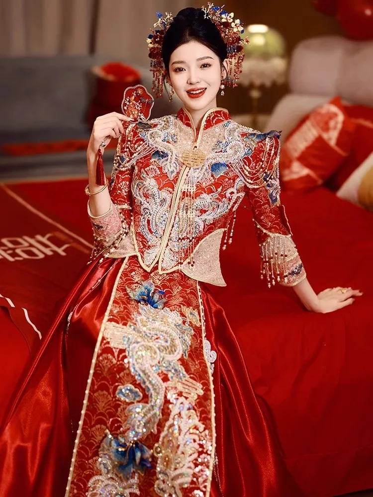 Velvet knot Chinese-style wedding dress dragon and phoenix gown toasting attire
Velvet knot Chinese-style wedding dress dragon and phoenix gown toasting attire