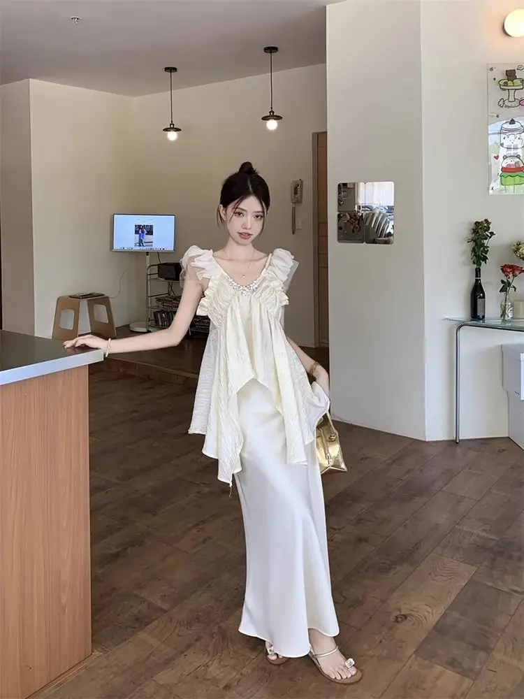 2025 New Summer French Style High-end Hot Drill V -neck Lotus Leaf Crimson Irregular Celebrity Shirts + High -waist Saton Skirt
2025 New Summer French Style High-end Hot Drill V -neck Lotus Leaf Crimson Irregular Celebrity Shirts + High -waist Saton Skirt