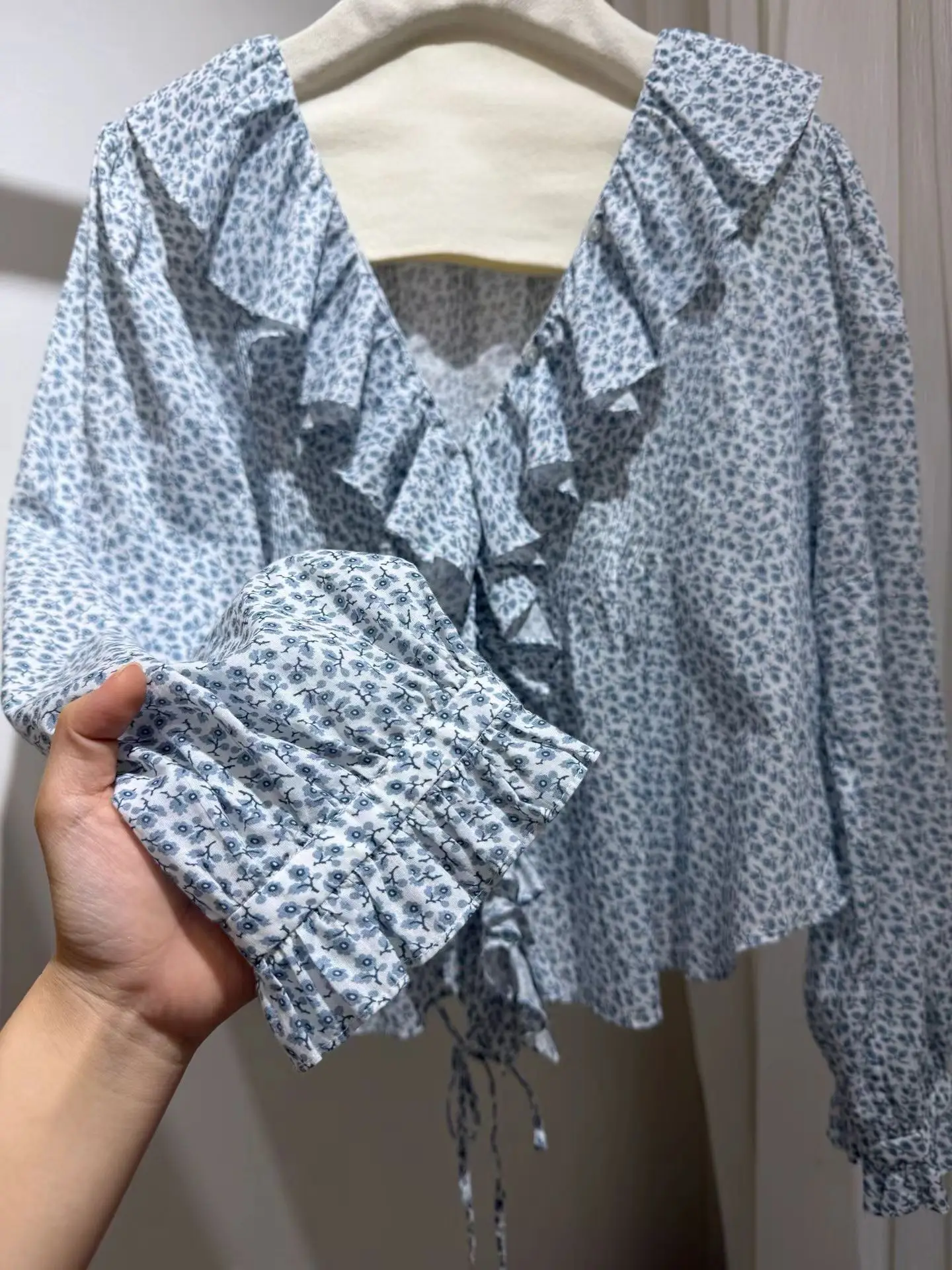 Women's Blue Floral Print Blouse Top Ruffles Stitching V-Neck Long Sleeve Fashion 100% Cotton Shirt
Women's Blue Floral Print Blouse Top Ruffles Stitching V-Neck Long Sleeve Fashion 100% Cotton Shirt