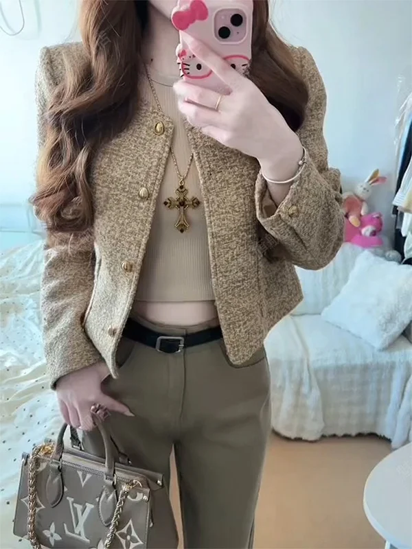 Premium Knitted Short Coat Women's Loose Fit round Neck Precision Top Small Size Autumn Fashion Tweed Style Button Detail
Premium Knitted Short Coat Women's Loose Fit round Neck Precision Top Small Size Autumn Fashion Tweed Style Button Detail