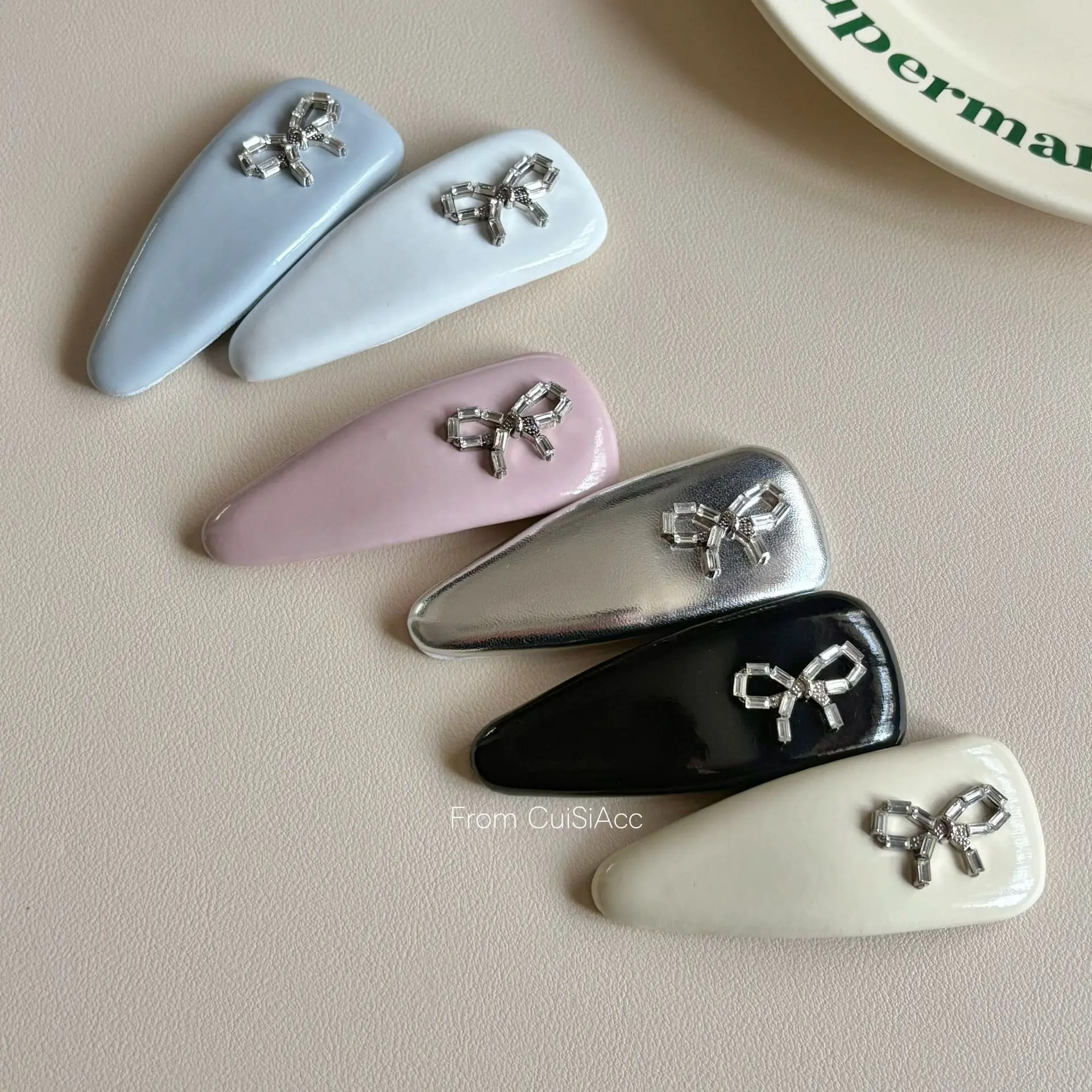 Korean-style Rhinestone Butterfly Knot Shiny Leather BB Clips Elegant Fashionable Fringe Clips Side Clips Hair Clips
Korean-style Rhinestone Butterfly Knot Shiny Leather BB Clips Elegant Fashionable Fringe Clips Side Clips Hair Clips