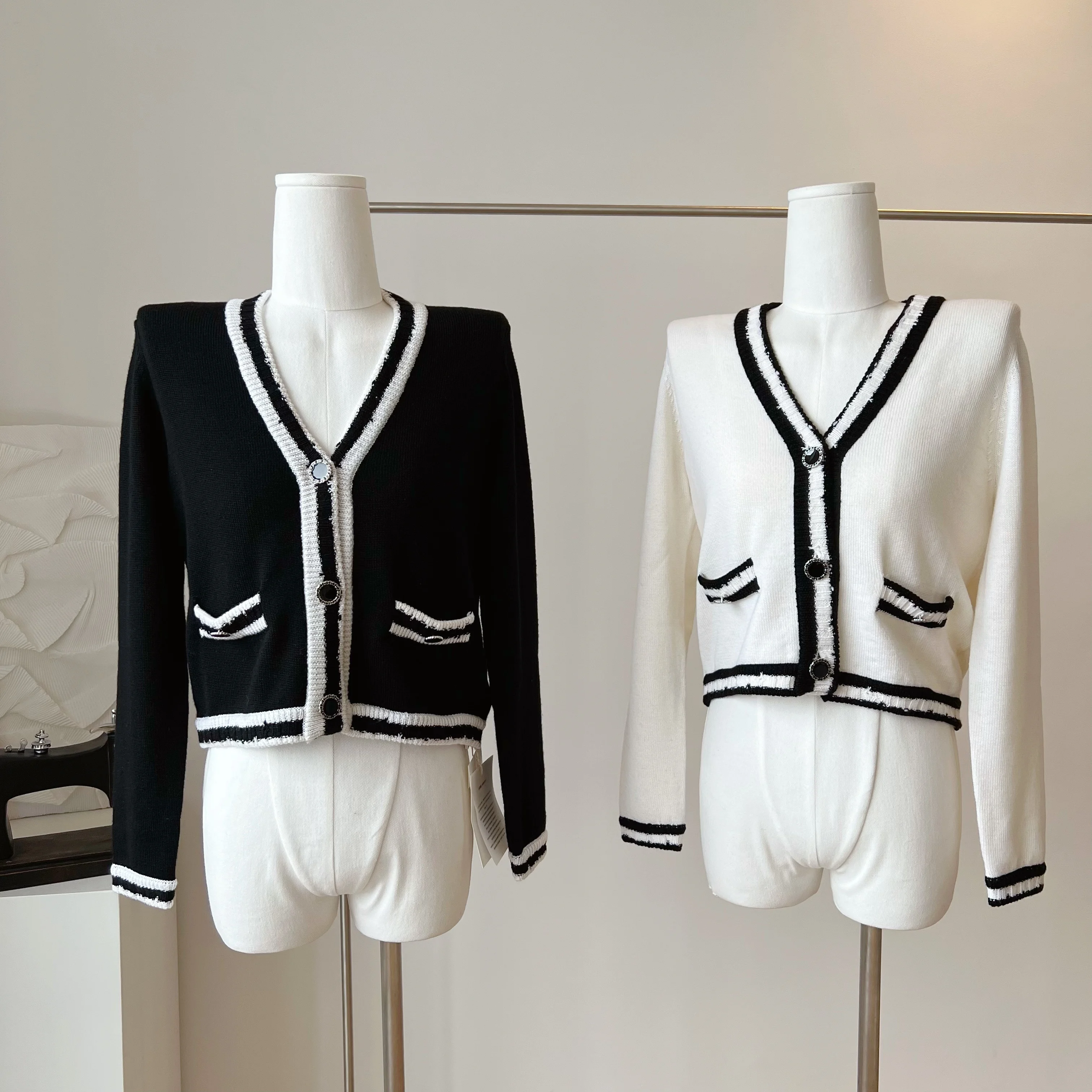 Striped Edge Korean Chic Knitted Sweater Cardigan Women Vintage Workwear Ladies Tops Knitwear Long Sleeve V-neck Jumpers 2023
Striped Edge Korean Chic Knitted Sweater Cardigan Women Vintage Workwear Ladies Tops Knitwear Long Sleeve V-neck Jumpers 2023