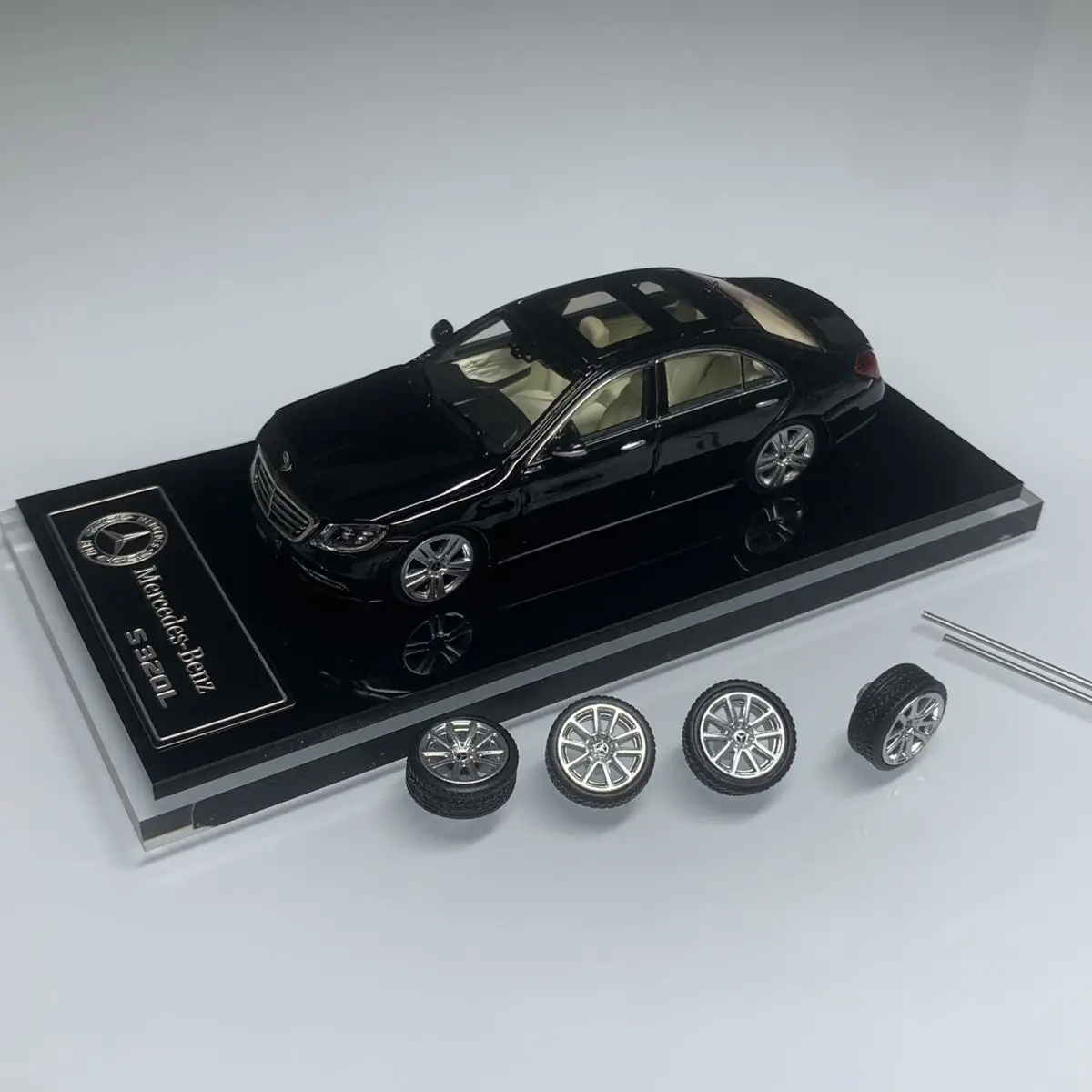 Литая под давлением модель Glory, масштаб 1:64, Benz S320L W222, модель автомобиля из сплава, Коллекционная игрушка, подарок, сувенир, украшение для дисплея
Литая под давлением модель Glory, масштаб 1:64, Benz S320L W222, модель автомобиля из сплава, Коллекционная игрушка, подарок, сувенир, украшение для дисплея