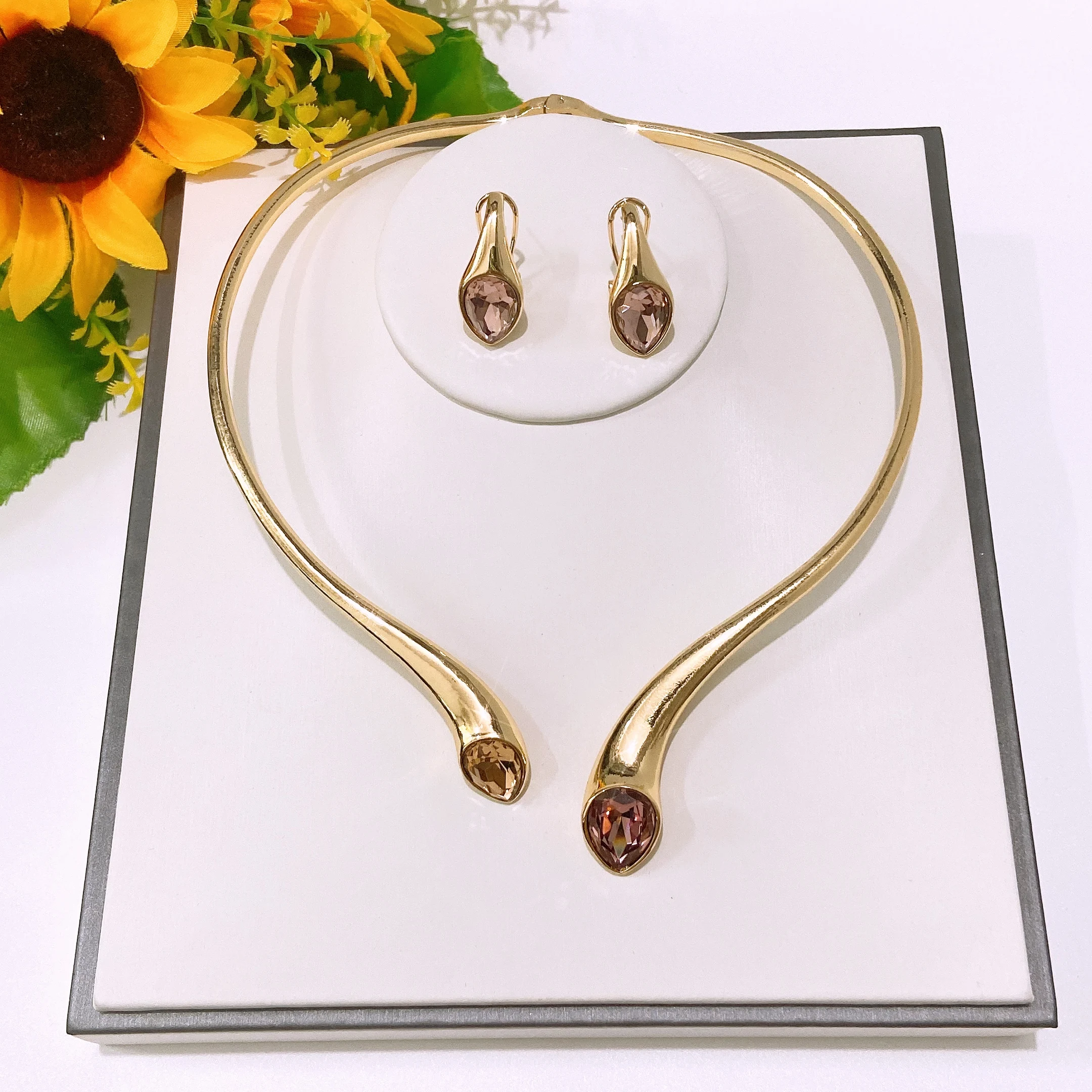 Luxurious Textured High Class Dubai Jewelry Imported Rhinestone Fashionable Collar Brazalete Aretes Anillo 4PC Set Free Shipping
Luxurious Textured High Class Dubai Jewelry Imported Rhinestone Fashionable Collar Brazalete Aretes Anillo 4PC Set Free Shipping