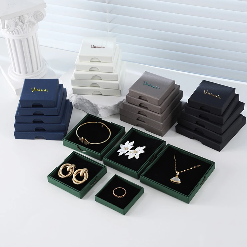 50Pcs 8x8x1.5cm Kraft Cotton Filled Jewelry Boxes Custom Logo Gift Box Storage for Brooch Necklace Earrings Exquisite Oil Key
50Pcs 8x8x1.5cm Kraft Cotton Filled Jewelry Boxes Custom Logo Gift Box Storage for Brooch Necklace Earrings Exquisite Oil Key