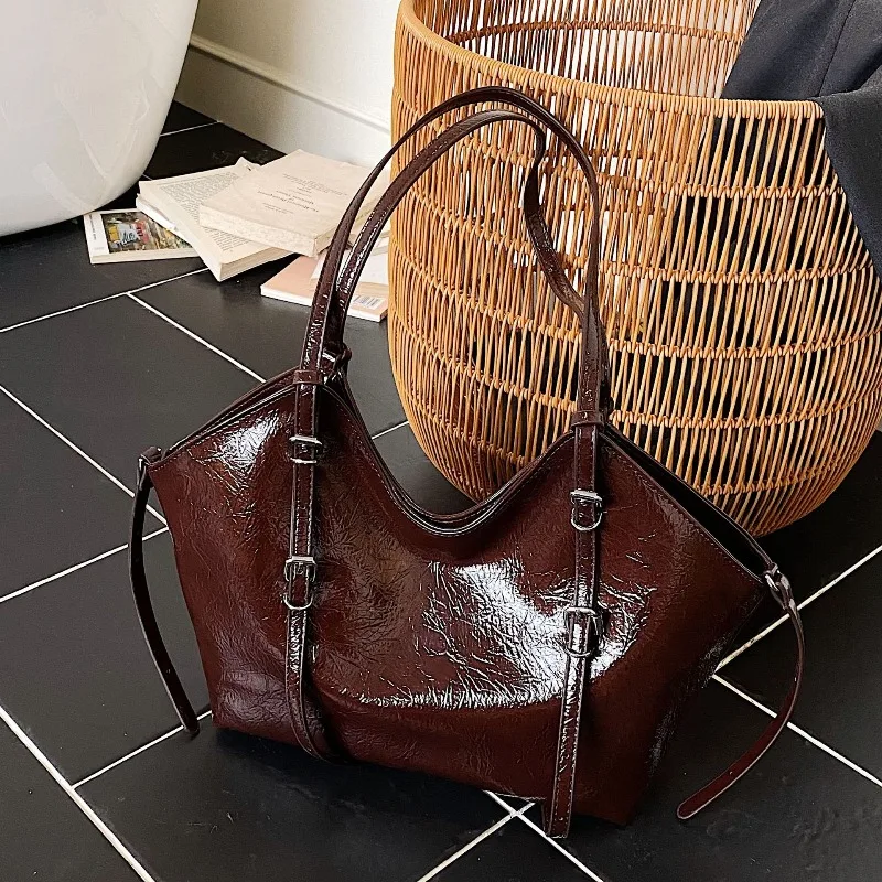 High End Retro Hand-held Big Bag for Women 2026 New Soft Leather Motorcycle Shoulder Bag Oil Wax Leather Commuting Tote Bag
High End Retro Hand-held Big Bag for Women 2026 New Soft Leather Motorcycle Shoulder Bag Oil Wax Leather Commuting Tote Bag