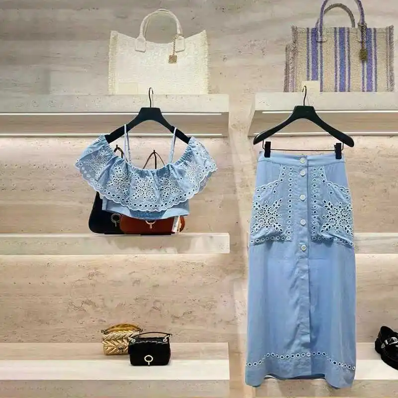 Синяя вышитая полая юбка длиной до пола с цветочной вышивкой. Длинная юбка трапециевидной формы с одной пуговицей и разрезом.
Синяя вышитая полая юбка длиной до пола с цветочной вышивкой. Длинная юбка трапециевидной формы с одной пуговицей и разрезом.