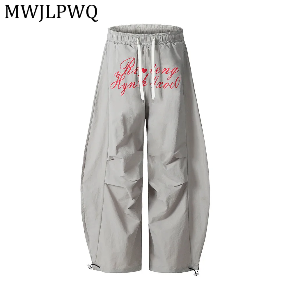 MWJLPWQ Vibe Niche Letter Print Wide-Leg Curved Trousers Men Pleated Design Drawstring Cuffs Sporty Tide Loose Casual Pant 14701
MWJLPWQ Vibe Niche Letter Print Wide-Leg Curved Trousers Men Pleated Design Drawstring Cuffs Sporty Tide Loose Casual Pant 14701