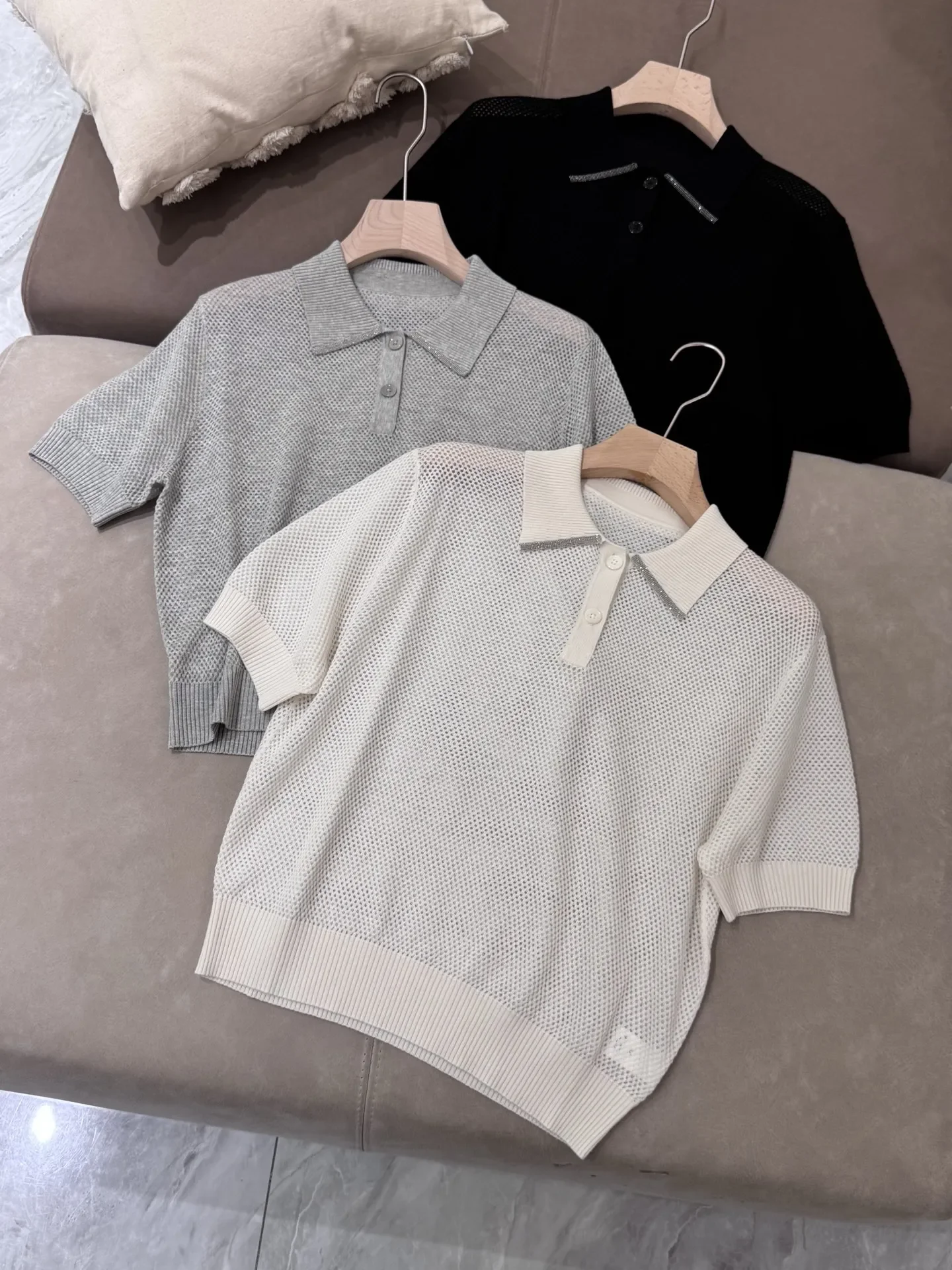 Women's Hollow Out Sweater Beaded Turn-down Collar Front Buttons Short Sleeve Casual Female Knitted Pullover
Women's Hollow Out Sweater Beaded Turn-down Collar Front Buttons Short Sleeve Casual Female Knitted Pullover