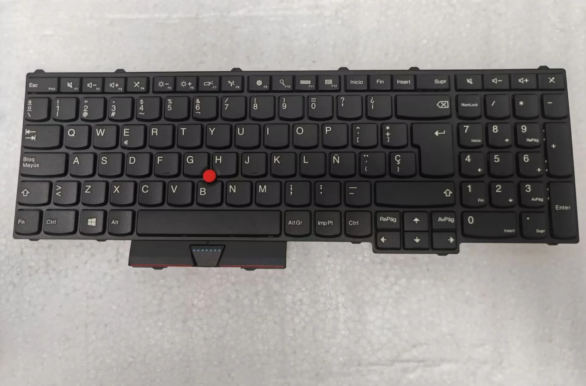 Испанская клавиатура для Lenovo Thinkpad P51 P71 P50 P70 P70S с точкой без подсветки (4 отверстия для винтов)
Испанская клавиатура для Lenovo Thinkpad P51 P71 P50 P70 P70S с точкой без подсветки (4 отверстия для винтов)