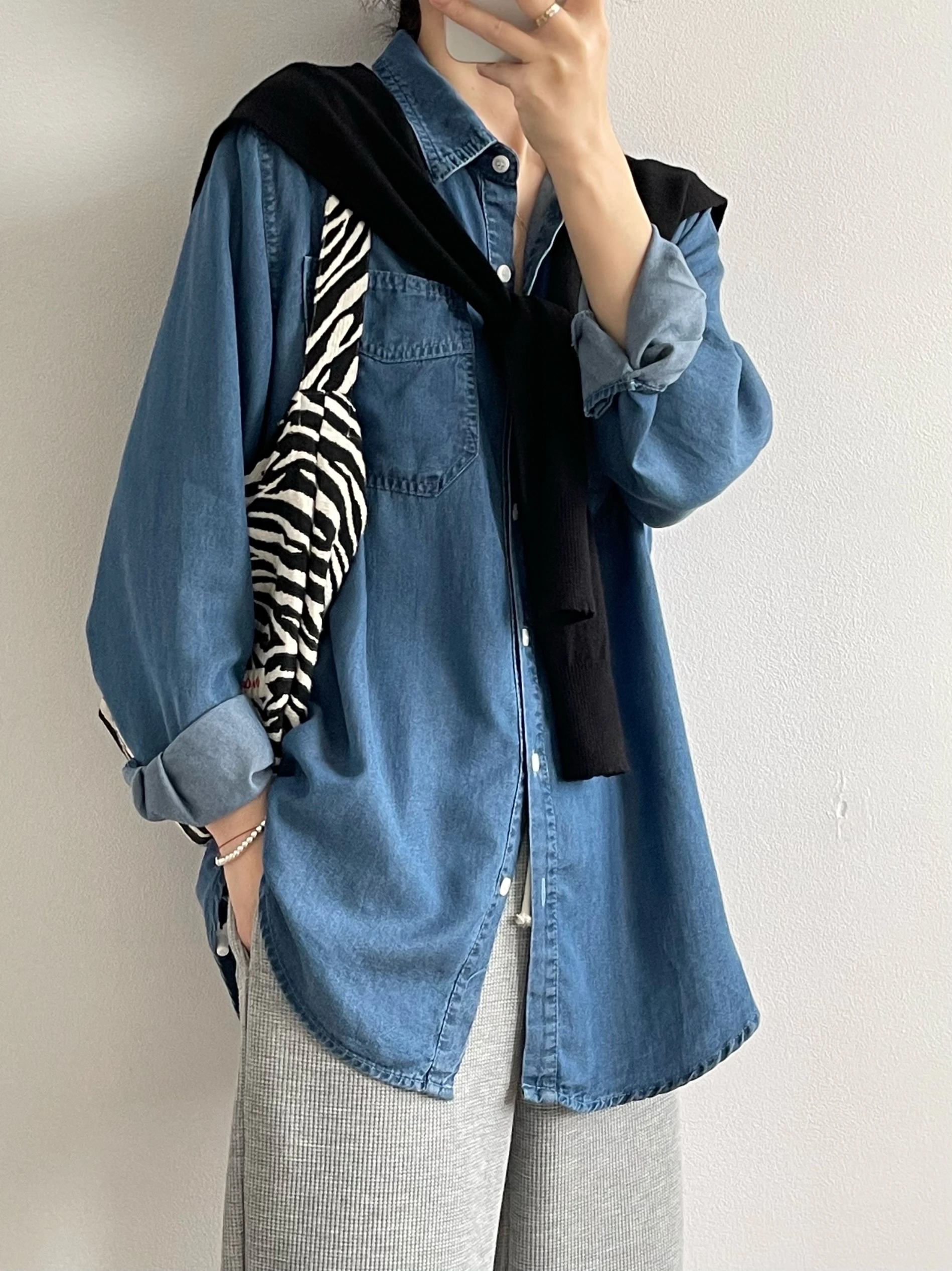 Классическая женская джинсовая блузка из мягкого денима, универсальная, для многослойных образов, корейский стиль, для повседневной носки, простая, с длинным рукавом, свободного кроя
Классическая женская джинсовая блузка из мягкого денима, универсальная, для многослойных образов, корейский стиль, для повседневной носки, простая, с длинным рукавом, свободного кроя