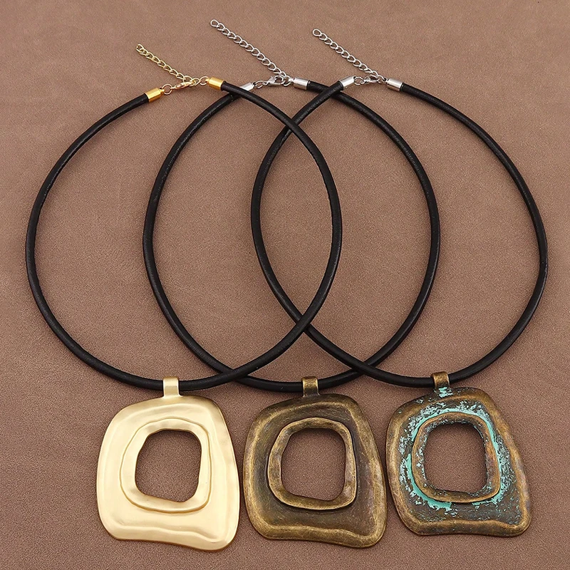 1 x Versatile Asymmetrical Hollow Square Pendant Chunky Choker Leather Necklace Suitable For Women's Daily Wear 16"+2" Chain 
1 x Versatile Asymmetrical Hollow Square Pendant Chunky Choker Leather Necklace Suitable For Women's Daily Wear 16"+2" Chain