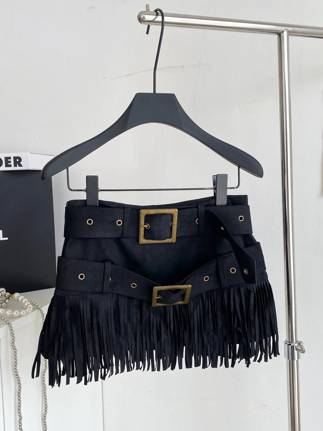 Street Retro Hot Girls Fashion Distressed Suede Velvet Short Skirt for Women 2025 Autumn Double Belt Slim Fit Short Fringe Skirt
Street Retro Hot Girls Fashion Distressed Suede Velvet Short Skirt for Women 2025 Autumn Double Belt Slim Fit Short Fringe Skirt