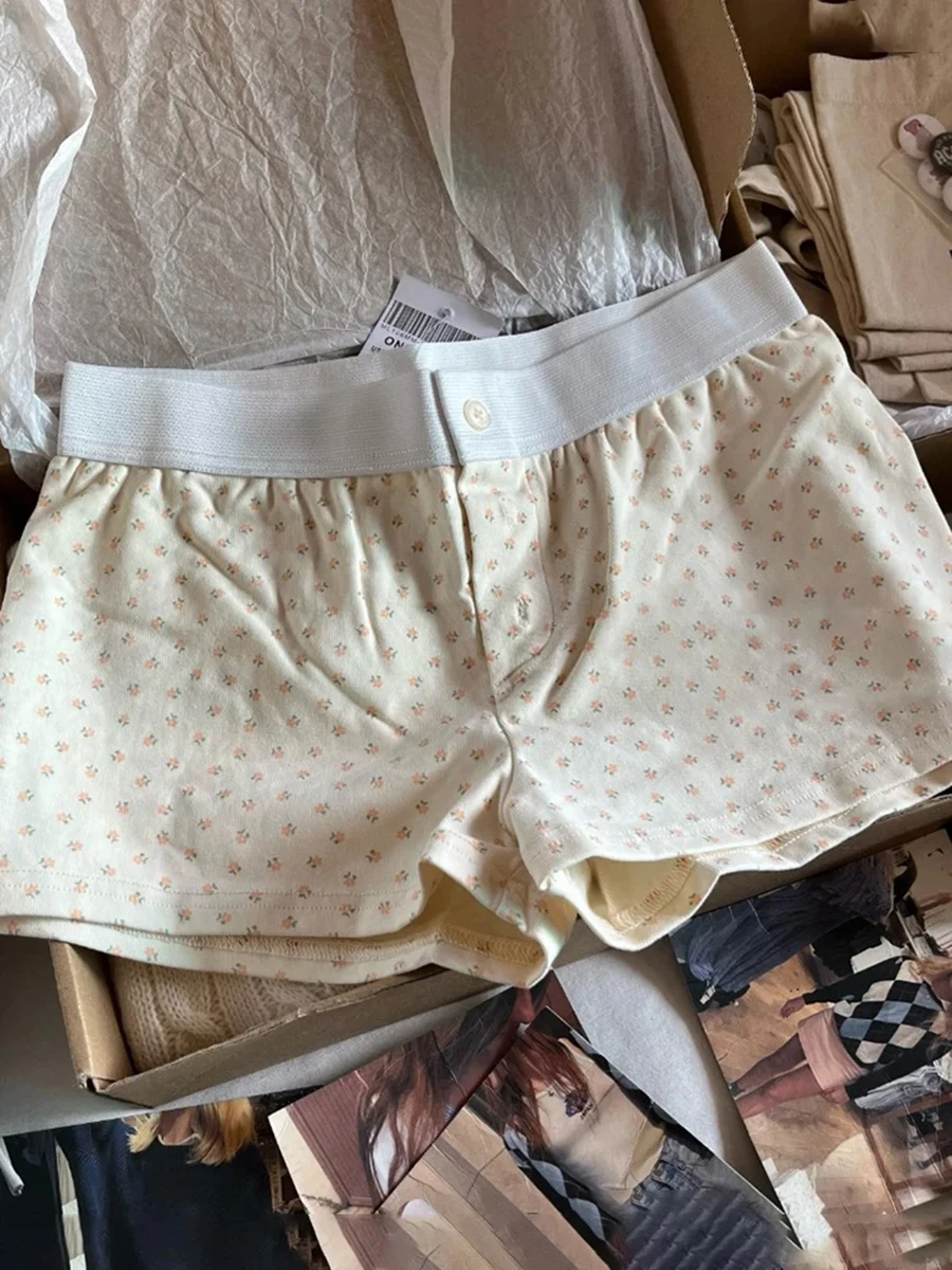 Sweet Orange Floral Print Slim Home Shorts Women Casual Cotton Soft Elastic Waist Sweatshorts Vintage Cute Chic Short Pants Y2K
Sweet Orange Floral Print Slim Home Shorts Women Casual Cotton Soft Elastic Waist Sweatshorts Vintage Cute Chic Short Pants Y2K