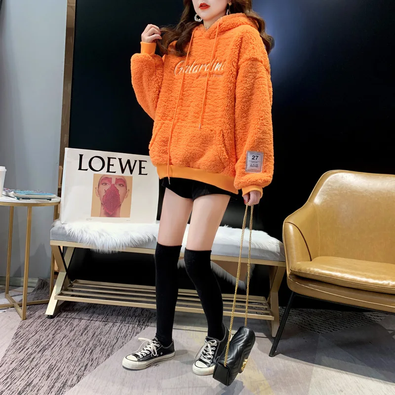 Осень и зима, новая модель, утепленная свободная толстовка с капюшоном на флисовой подкладке и буквенным принтом из овечьей шерсти, топ средней длины для девочек
Осень и зима, новая модель, утепленная свободная толстовка с капюшоном на флисовой подкладке и буквенным принтом из овечьей шерсти, топ средней длины для девочек