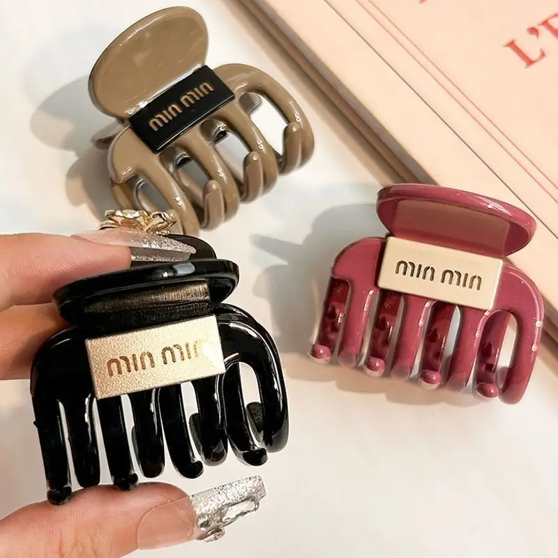 Classic fashion minimalist letter-style hairpin, luxurious designer, retro small-sized clasp, high-end headwear accessory
Classic fashion minimalist letter-style hairpin, luxurious designer, retro small-sized clasp, high-end headwear accessory