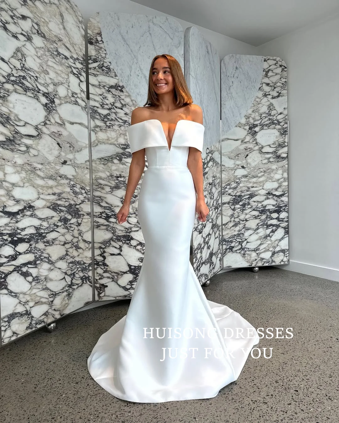 HUISONG Customized Satin Mermaid Wedding Dresses V-Neck Off the Shoulder Beach Bridal Gown vestidos de novia
HUISONG Customized Satin Mermaid Wedding Dresses V-Neck Off the Shoulder Beach Bridal Gown vestidos de novia