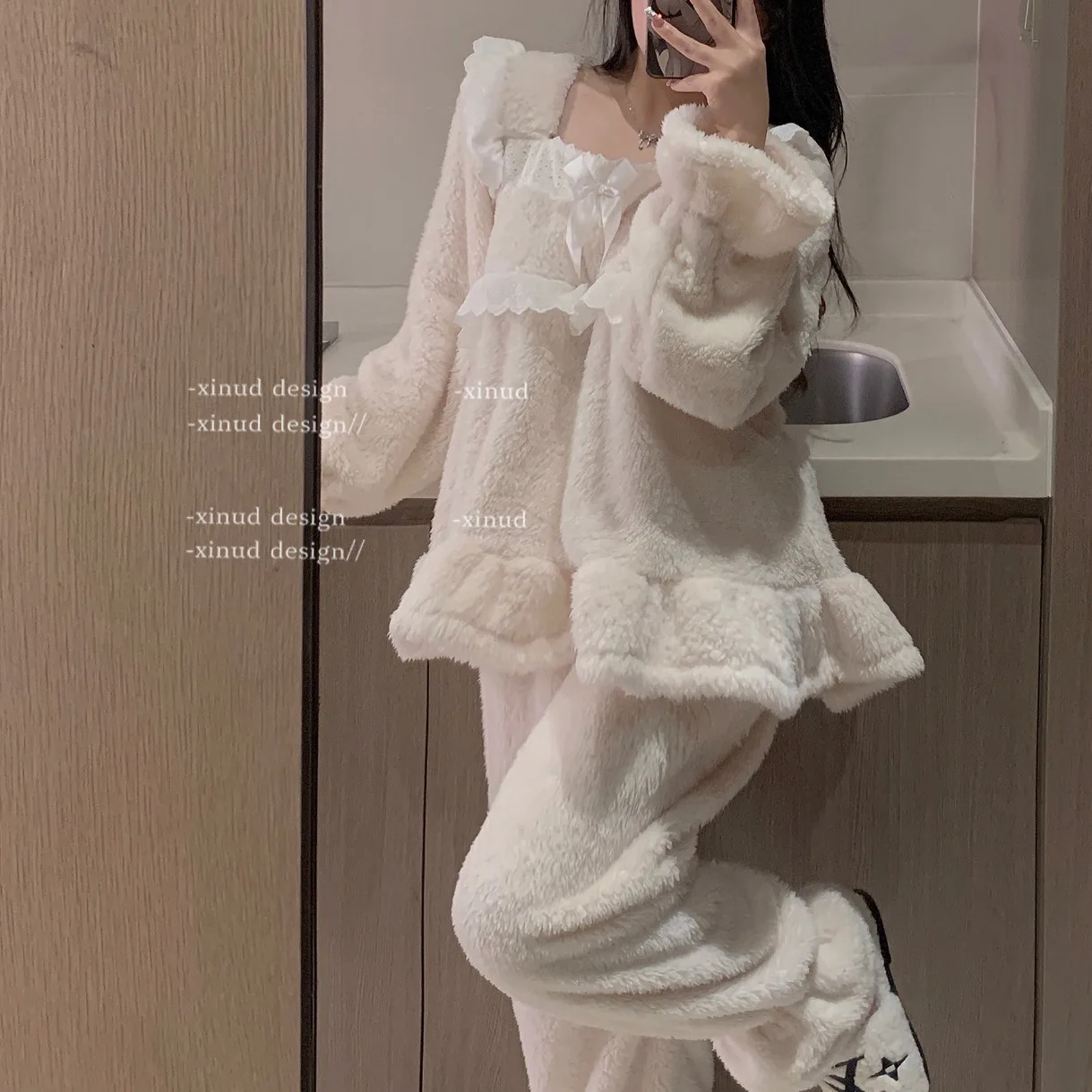 Новый осенне-зимний комплект домашней одежды: кружевное платье-пижама из флиса и фланели, ночная рубашка из кораллового флиса для женщин, сохраняющая тепло
Новый осенне-зимний комплект домашней одежды: кружевное платье-пижама из флиса и фланели, ночная рубашка из кораллового флиса для женщин, сохраняющая тепло