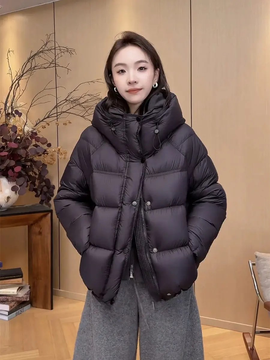 Women's Short Black Hooded Puffer Jacket Thick Warm Bread Style Outerwear Casual Loose Fit Duck down Coat Winter Fashion
Women's Short Black Hooded Puffer Jacket Thick Warm Bread Style Outerwear Casual Loose Fit Duck down Coat Winter Fashion