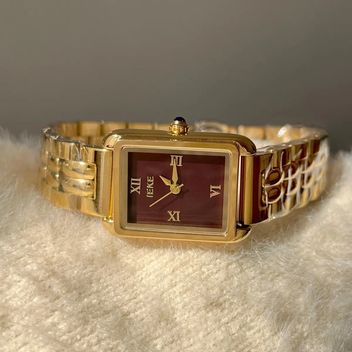 Новые стильные женские часы из нержавеющей стали с роскошным дизайном цепочки, квадратным кварцевым циферблатом, компактные женские часы.
Новые стильные женские часы из нержавеющей стали с роскошным дизайном цепочки, квадратным кварцевым циферблатом, компактные женские часы.