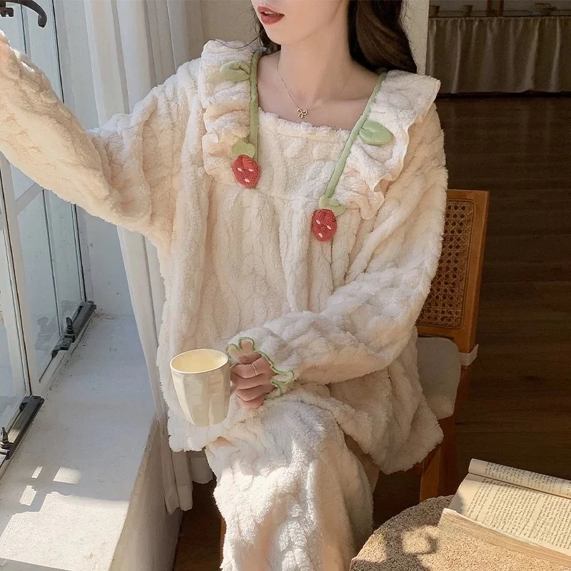 Strawberry Coral Fleece Padded Thickened Home Clothes Women's Sleepwear Winter Cute Girl Square Collar Long Sleeve Pyjamas
Strawberry Coral Fleece Padded Thickened Home Clothes Women's Sleepwear Winter Cute Girl Square Collar Long Sleeve Pyjamas