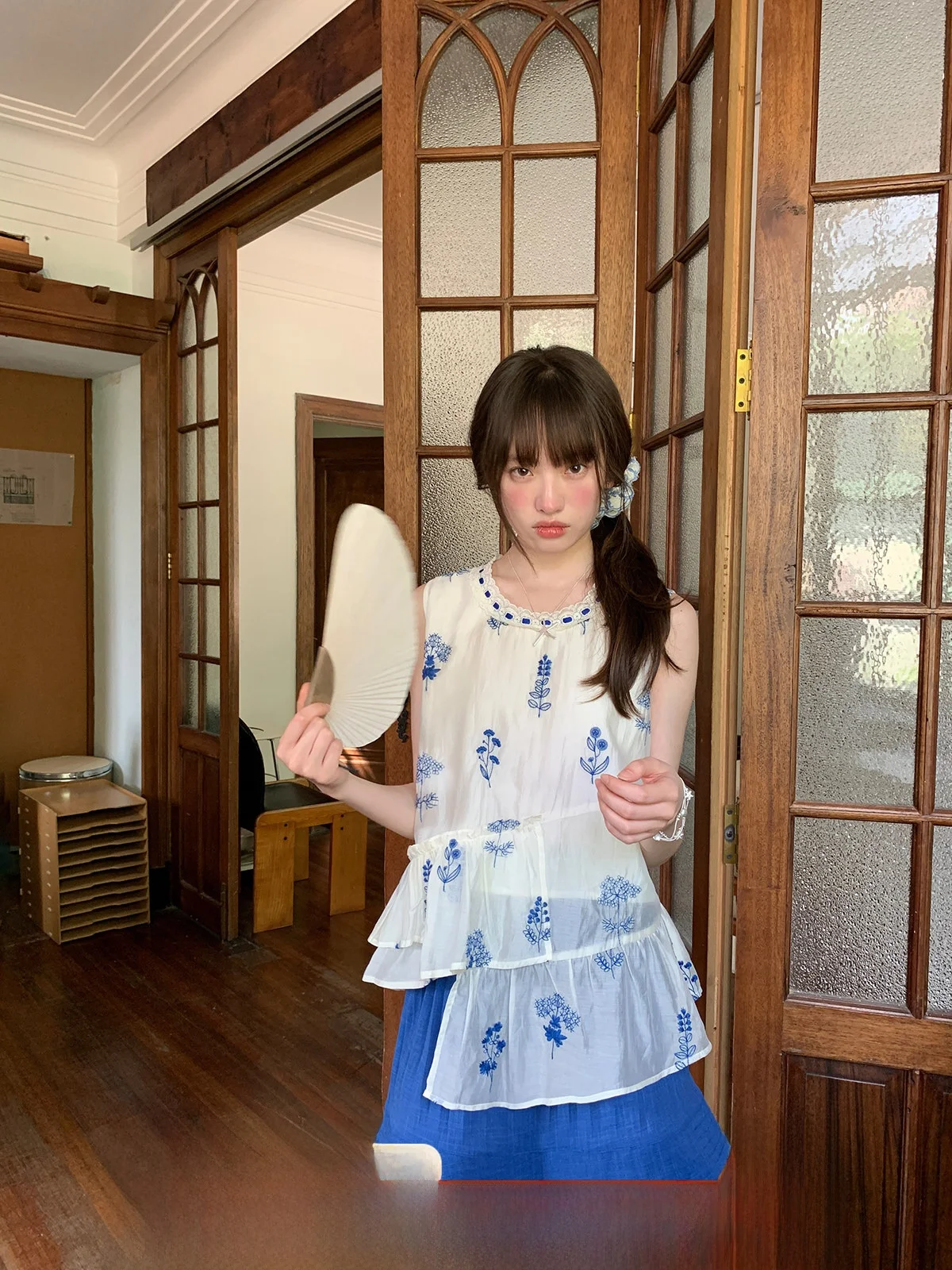 Summer Vintage Commute Sleeveless Floral Print Top Bottom Set Women's Fashion Small Audience Retro Style Blue White Color
Summer Vintage Commute Sleeveless Floral Print Top Bottom Set Women's Fashion Small Audience Retro Style Blue White Color