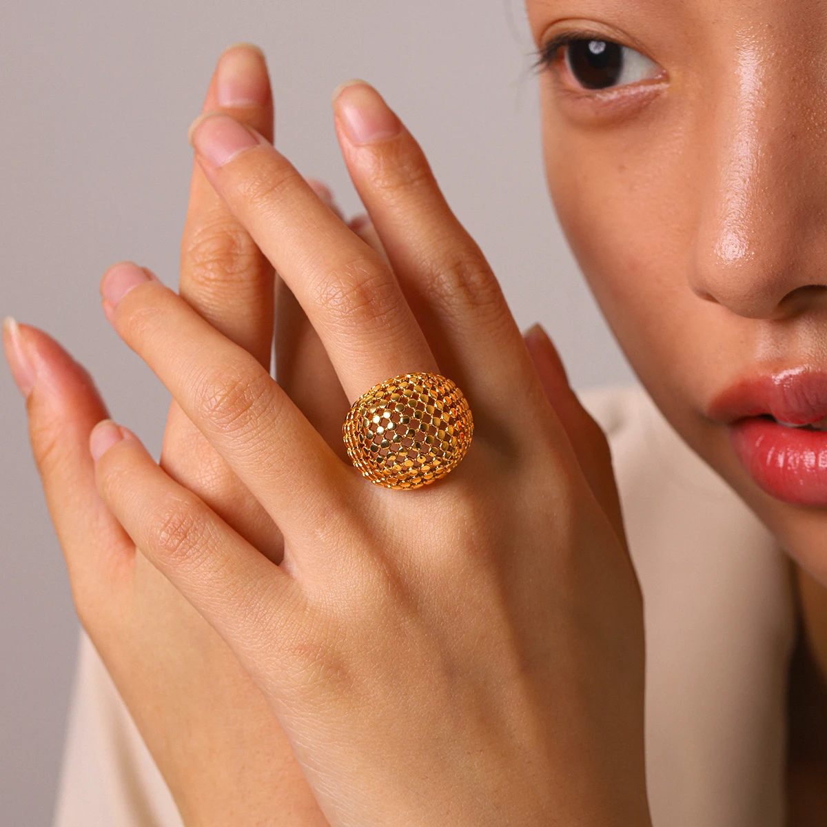 18K Gold Plated Domed Chunky Ring Stainless Steel Women Vintage Hollow Geometric Band Waterproof Tarnish Free Party Bijoux
18K Gold Plated Domed Chunky Ring Stainless Steel Women Vintage Hollow Geometric Band Waterproof Tarnish Free Party Bijoux