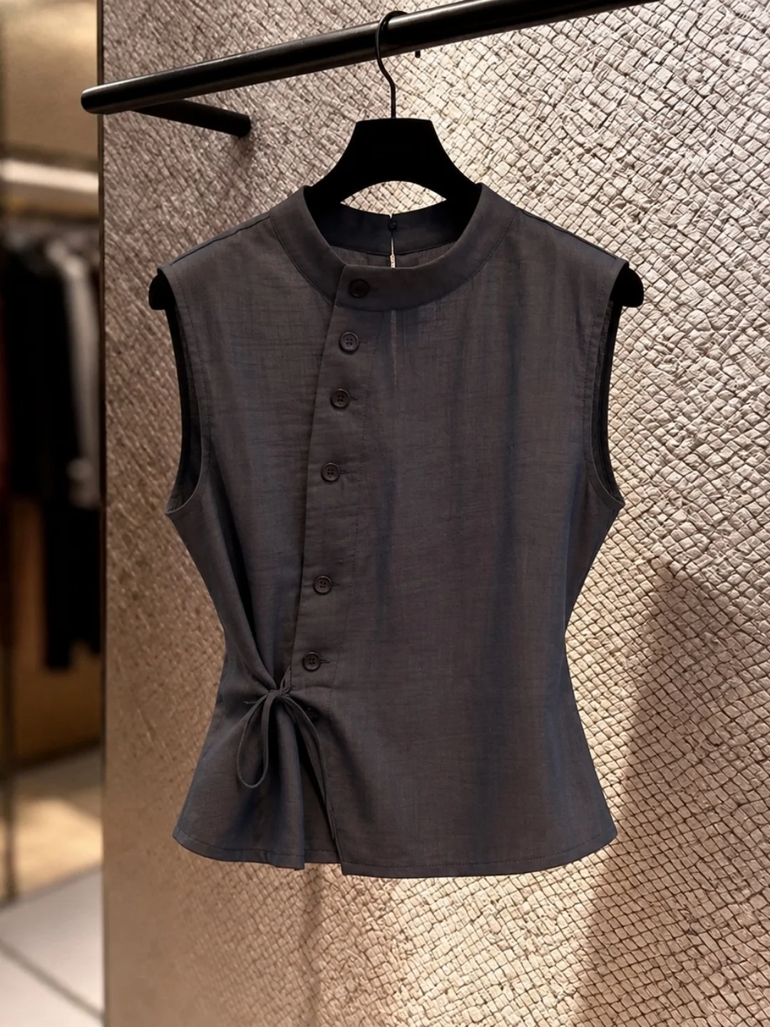 Elegant Summer Commute Sleeveless Vest Belted Slimming High-End Feel Top Women's Fashion Trendy Silk Blend round Neck Shirt
Elegant Summer Commute Sleeveless Vest Belted Slimming High-End Feel Top Women's Fashion Trendy Silk Blend round Neck Shirt