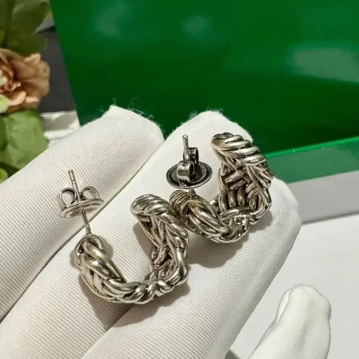 Модные европейские и американские золотые серебряные серьги для женщин, дизайнерские ювелирные изделия высшего качества, тренд
Модные европейские и американские золотые серебряные серьги для женщин, дизайнерские ювелирные изделия высшего качества, тренд