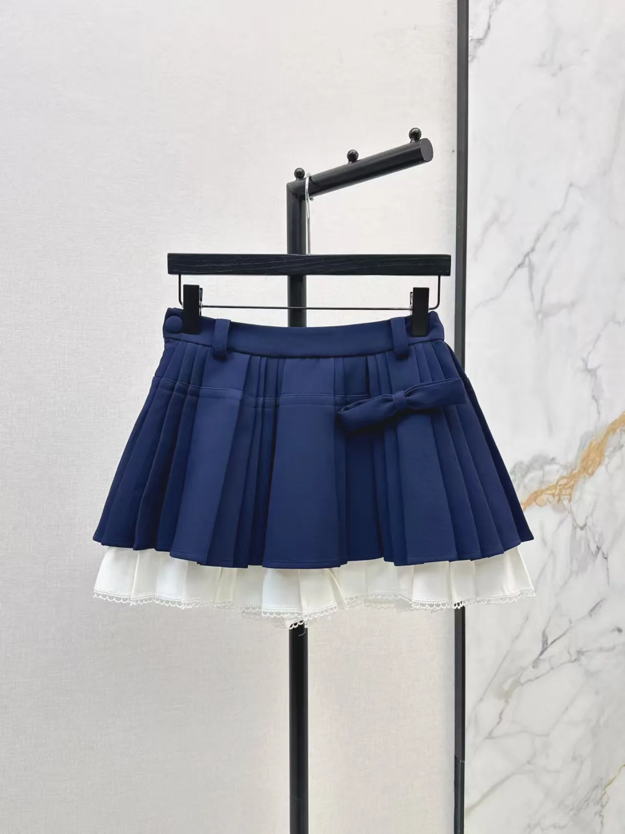 Высококачественная осенняя новинка, кружевная плиссированная синяя полуюбка, короткая юбка А-силуэта
Высококачественная осенняя новинка, кружевная плиссированная синяя полуюбка, короткая юбка А-силуэта