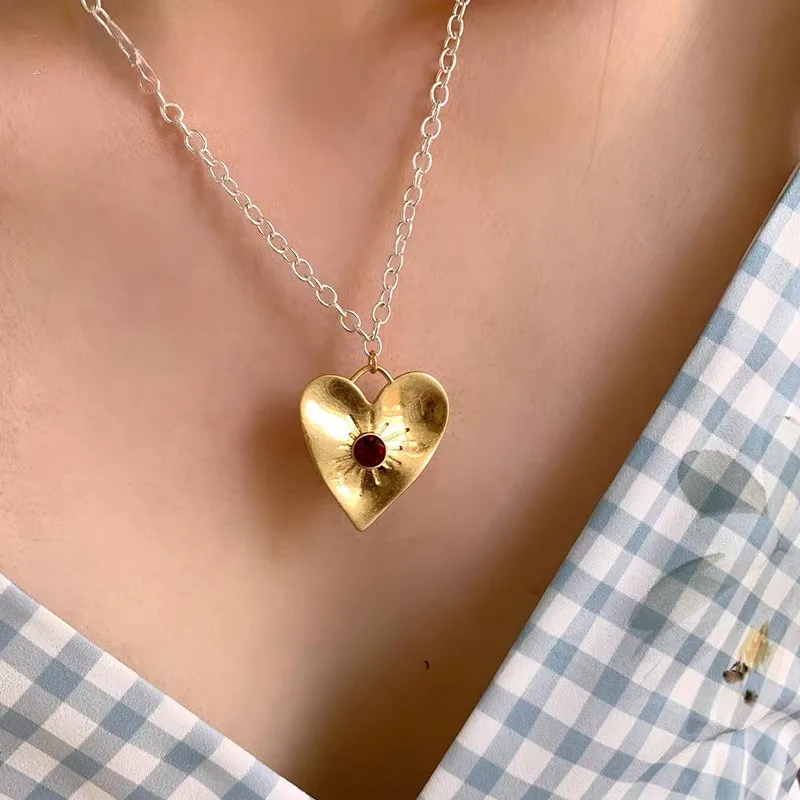 Spring and Summer New Light Love Red Stone Inlaid Necklace Jewelry Fashion Versatile Sweater Chain High Sense Collarbone Chain
Spring and Summer New Light Love Red Stone Inlaid Necklace Jewelry Fashion Versatile Sweater Chain High Sense Collarbone Chain