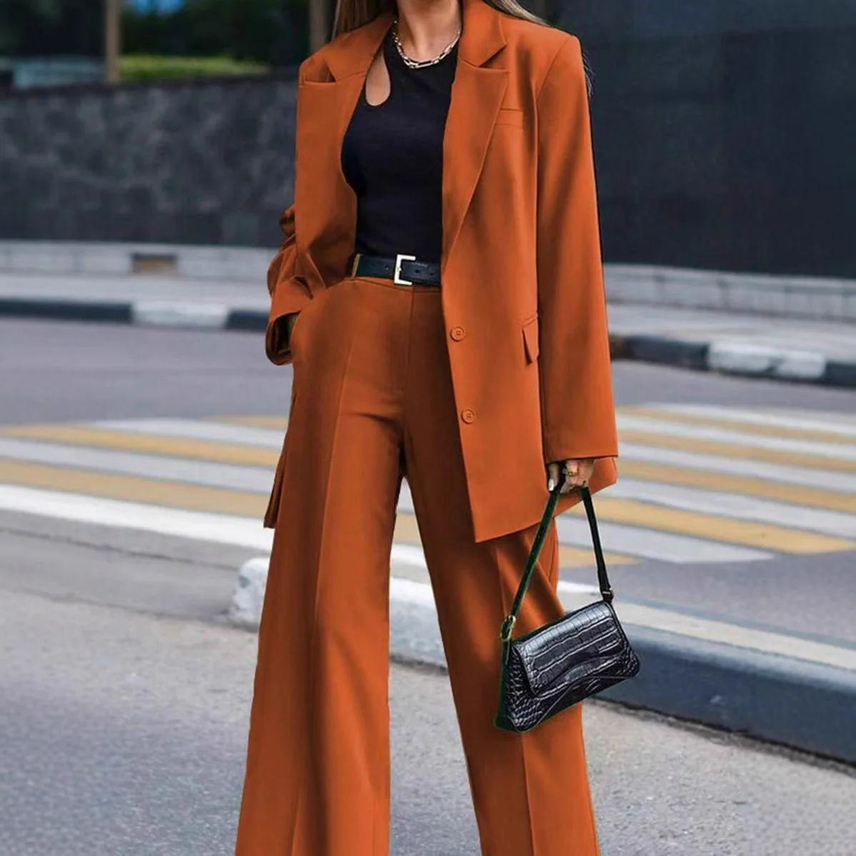 Новая женская одежда, осенне-зимний модный однотонный костюм из двух предметов с лацканами и длинными рукавами
Новая женская одежда, осенне-зимний модный однотонный костюм из двух предметов с лацканами и длинными рукавами