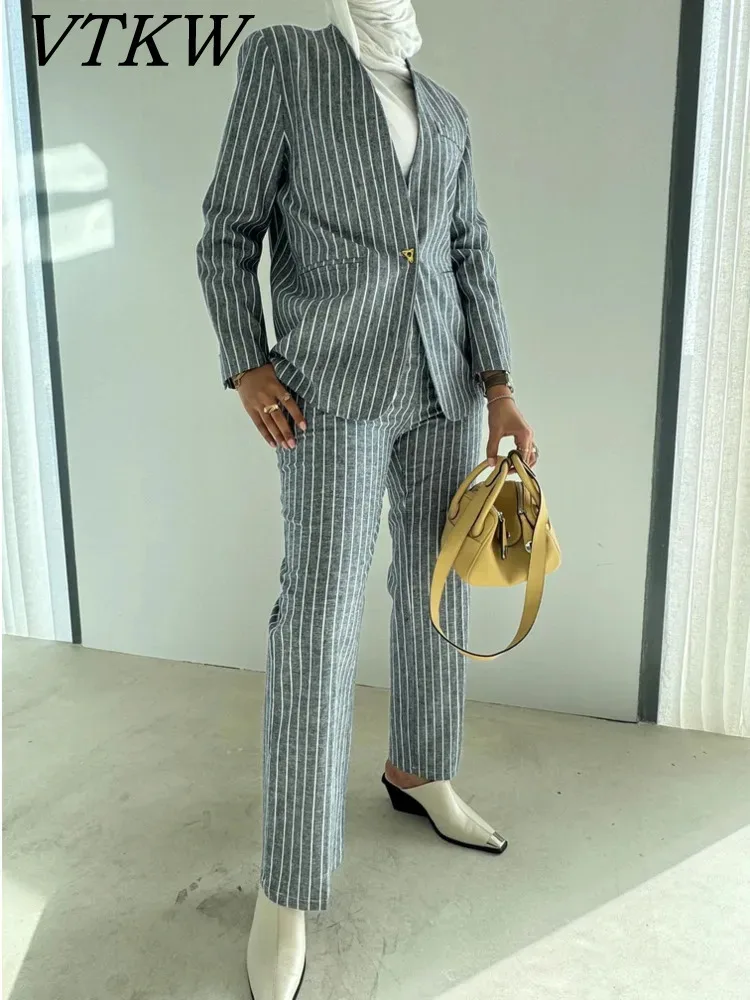 VTKW V-neck Striped Design With One Button, 2025 Spring New Women's Blazer High-quality Loose Suit Two-piece Set
VTKW V-neck Striped Design With One Button, 2025 Spring New Women's Blazer High-quality Loose Suit Two-piece Set