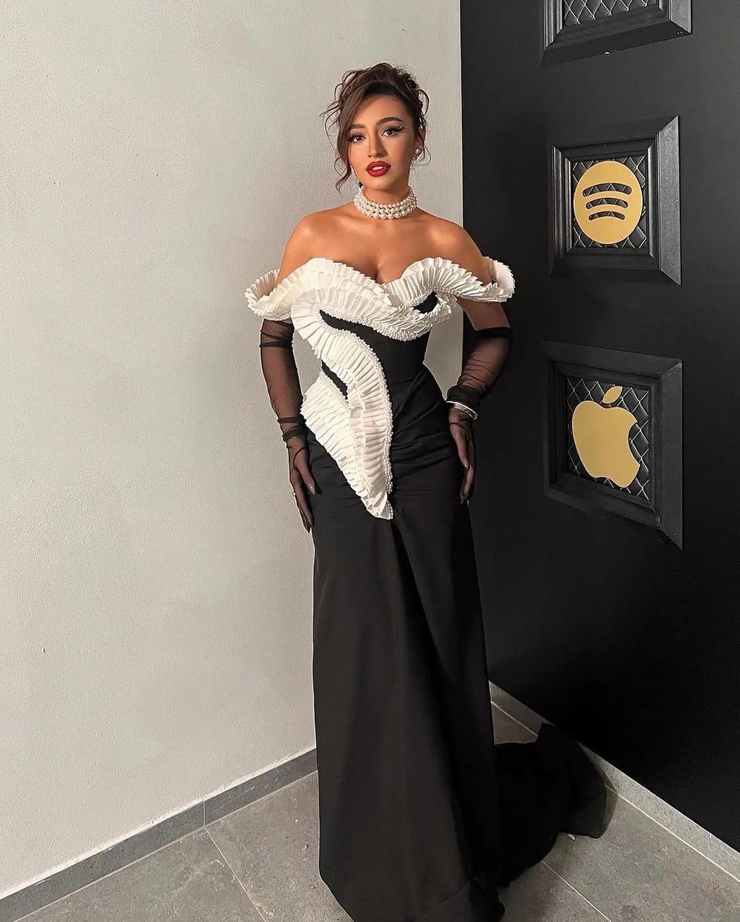 Customized Formal Satin Off the Shoulder Court Train Evening Dress Temperament Straight Long Sleeves Bespoke Occasion Gowns
Customized Formal Satin Off the Shoulder Court Train Evening Dress Temperament Straight Long Sleeves Bespoke Occasion Gowns