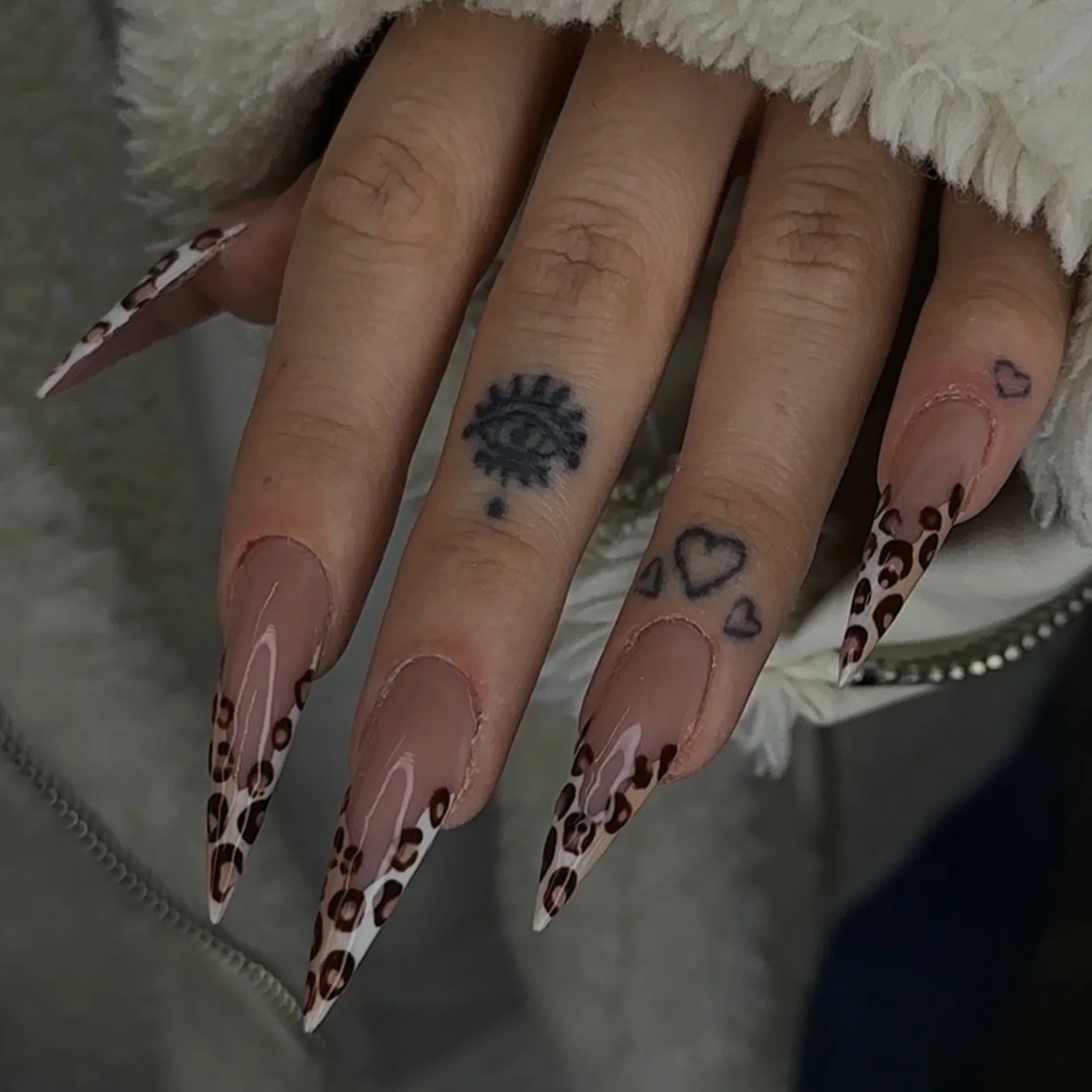 24Pcs Long Stiletto Press On Nails, Nude with Leopard Print French Tips Fake Nails for Edgy Y2K Style
24Pcs Long Stiletto Press On Nails, Nude with Leopard Print French Tips Fake Nails for Edgy Y2K Style