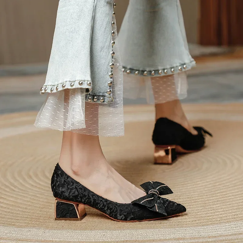 Bow Middle Heel Square Heel Single Shoes 2025 New Silk Light Mouth Pointed Shoes Temperament Niche High Heels Thick Heel
Bow Middle Heel Square Heel Single Shoes 2025 New Silk Light Mouth Pointed Shoes Temperament Niche High Heels Thick Heel