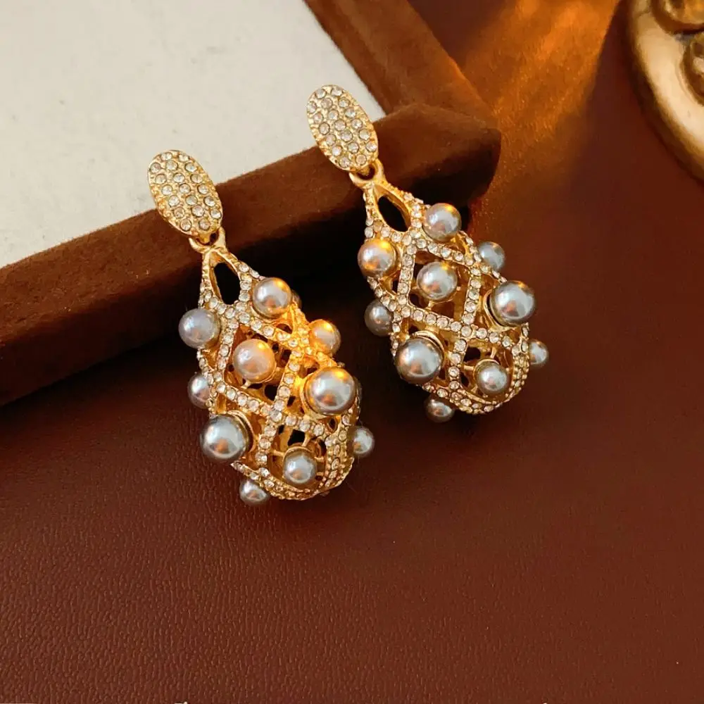 Vintage Pearl Crystal Eardrop Exquisite Exaggerate Rhinestone Earrings Shiny Ornaments Metal Hollow Earrings Ladies Girl
Vintage Pearl Crystal Eardrop Exquisite Exaggerate Rhinestone Earrings Shiny Ornaments Metal Hollow Earrings Ladies Girl