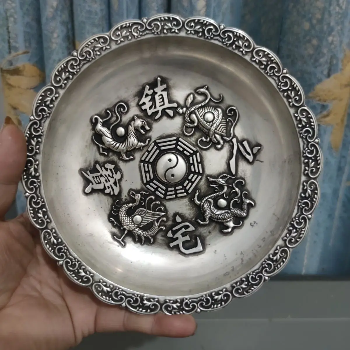 18 cm silver-plated treasure of four great beasts, plate moisturizing home ornament antique craftsmanship
18 cm silver-plated treasure of four great beasts, plate moisturizing home ornament antique craftsmanship